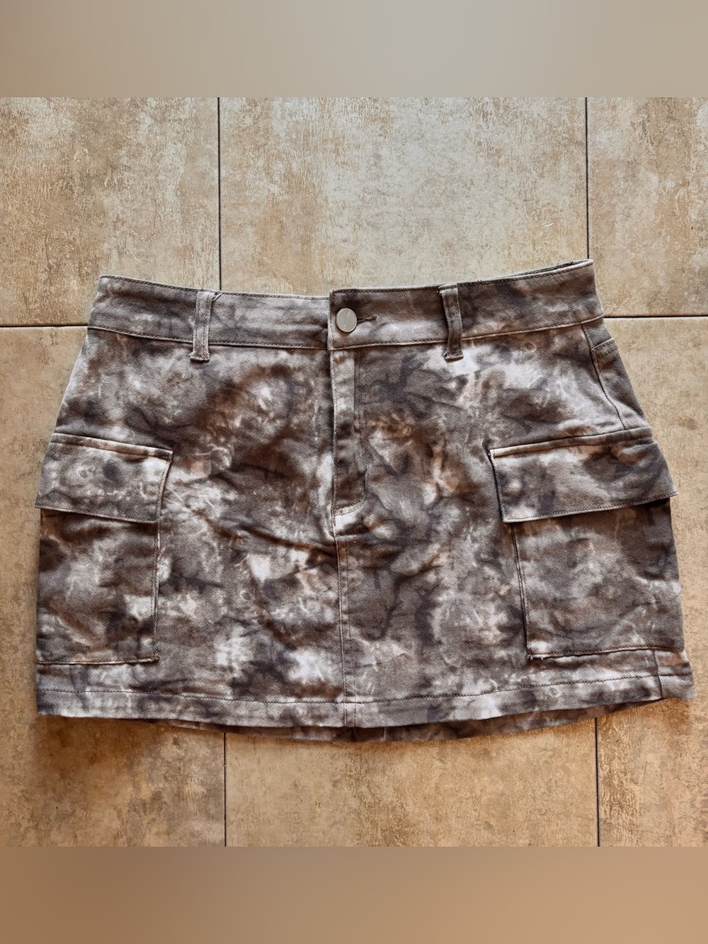 Benjara Tie-Dye Cargo Pocket Mini Skirt with Matching Belt - Gray Taupe size 29